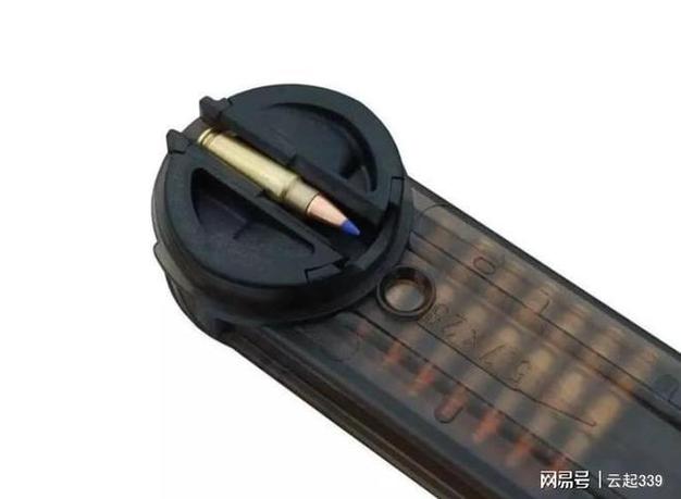 P90冲锋枪的弹夹供弹原理是怎样的?