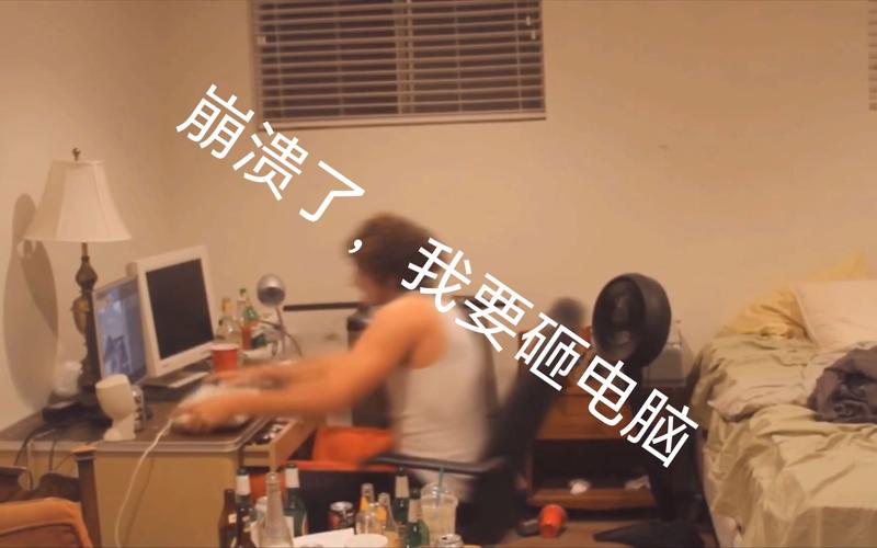 打游戏砸键盘是什么人老雕砸键盘是发生了什么事情