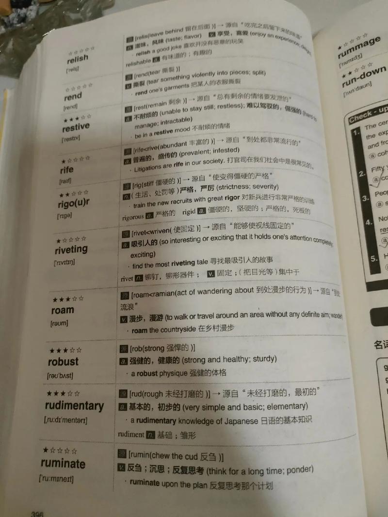 一个动画片,应该是美国的,一个驼背的人造了个机器人,那机器人是女的...