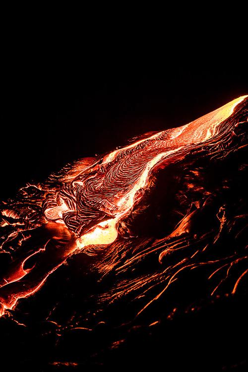 女人梦见火山岩浆流动