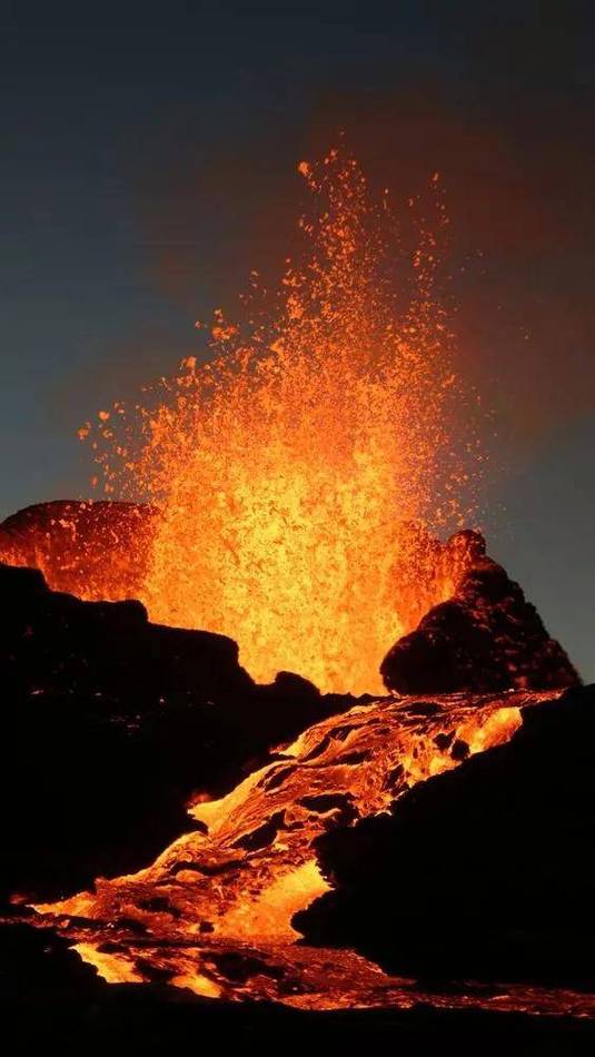 火山喷发温度多高?岩浆可以流多远?死人的范围多大?