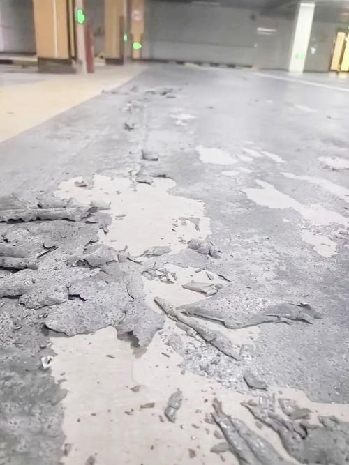 水泥地面起白色粉末