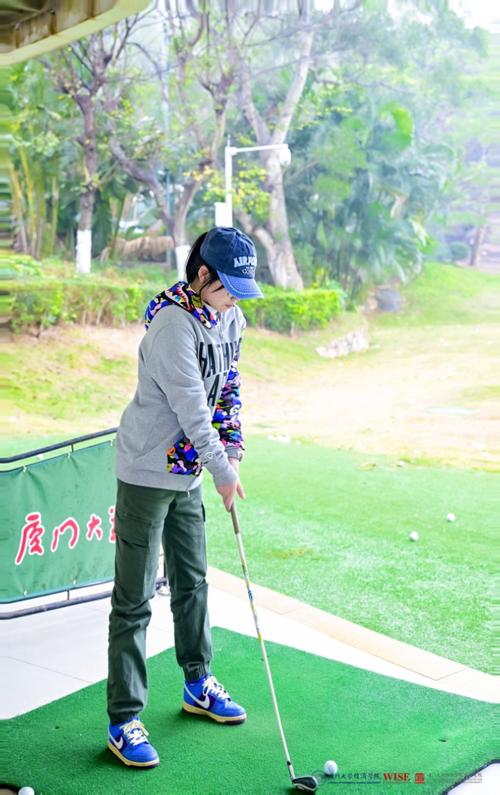 关于前段时间厦门大学设置高尔夫球课,新闻报道后反响很大,请发表一下你...