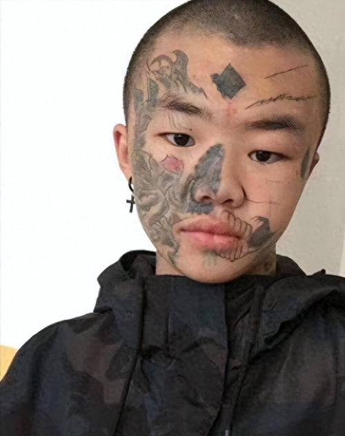 ...然后被砍头,头顶一排站头发的干的,他女友脸上全纹身,是什么...