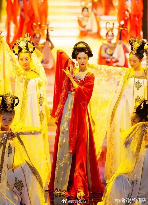 “风吹仙袂飘飖举,犹似霓裳羽衣舞”出自哪首诗?